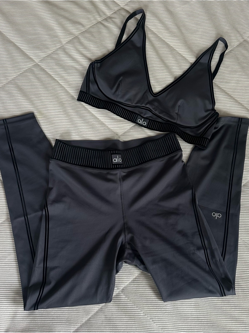 ALO Yoga Black Seamless Sports Bra - Minimal Logo
